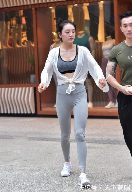 运动装 运动衫搭配瑜伽裤“风格统一”,防晒外套打结才是新近流行穿法