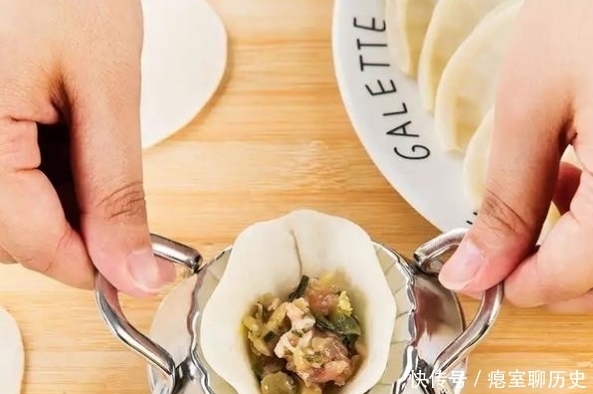 包饺子别只会用手捏,太麻烦了,教你一招,1分钟一抽屉还不脏手!