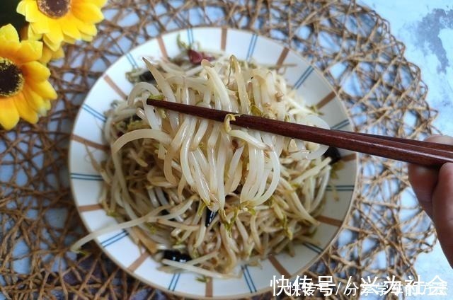 炒豆芽不焯水,也不直接下锅炒,大厨这样做,脆爽入味不出水