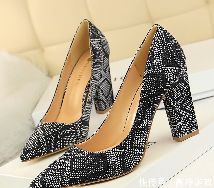 拼色 女人身材丰满,就要穿这种高跟鞋,性感妩媚,显高显瘦,贼美