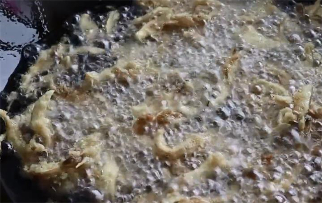 炸蘑菇这样做才最好吃，味道香酥爽口，方法简单，做一大盆不够吃