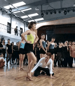 |搞笑GIF:姑娘,爬不上去的话,可以在下面送你上去哟