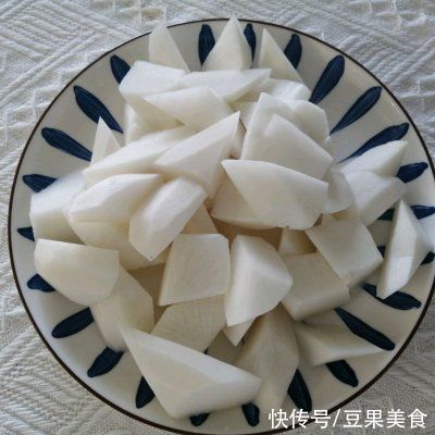 想健康又想美味，吃猪蹄焖萝卜就对啦