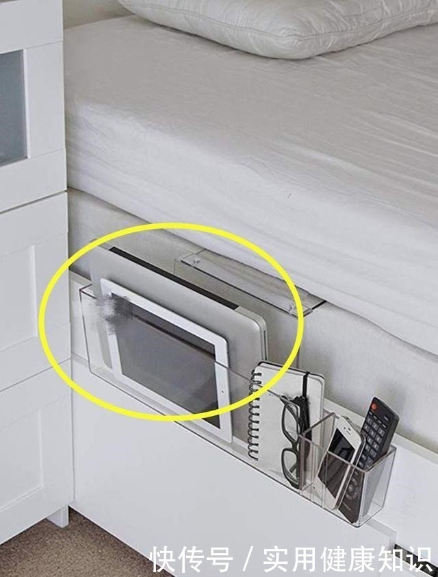 箱体床|卧室2个床头柜直接扔了吧,床边装可抽拉隔板,书桌收纳都齐全了!