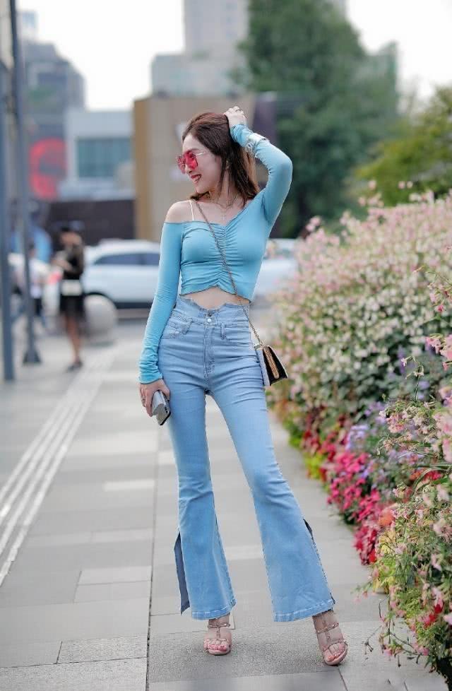 街拍：身材微胖的时尚妹子，红色的蕾丝裙简洁又气派