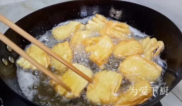 炸麻花，记住不要直接下锅炸，诀窍告诉你，麻花香酥焦脆，不油腻