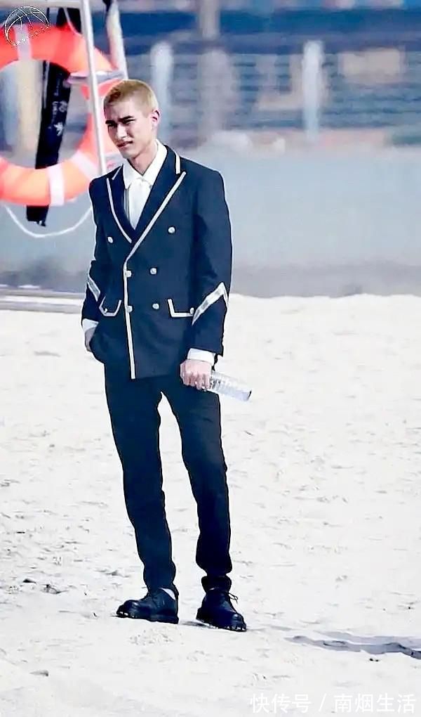 撞衫|创造营第四季和青春有你第三季练习生校服撞衫,双排扣设计赢在设计输在质感