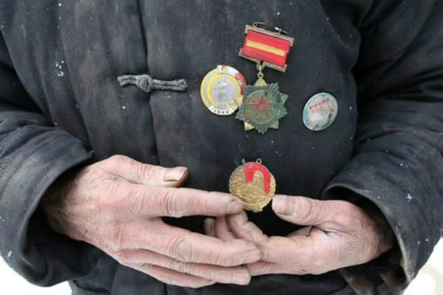 村民|孙顺明：老人遭儿媳虐待，政府来人才发现真实身份，一等功臣！