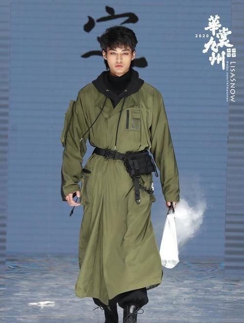 汉服@汉服与时尚结合被吐槽,模特身穿军大衣走秀,这也能被称为汉服?