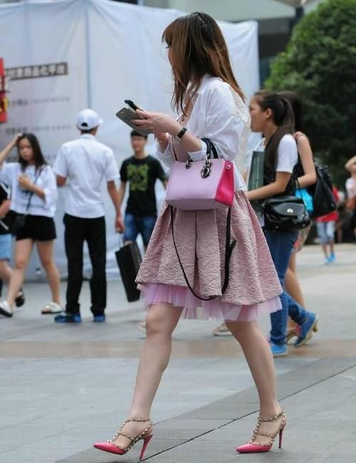 印花|美女街拍:这样的穿搭太舒适,印花上衣搭配半身裙,简单大方又时髦