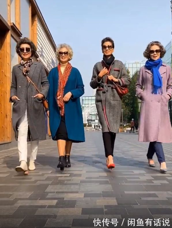 街拍|黑羽绒服怎么搭才好看?看70岁奶奶街拍就知道,白裤子最时髦上镜