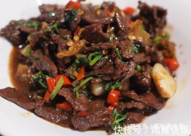 汤匙|美食推荐辣尖椒炒牛肉片、水煮鲍菇、麻仁卤香菇、叉烧茄子做法