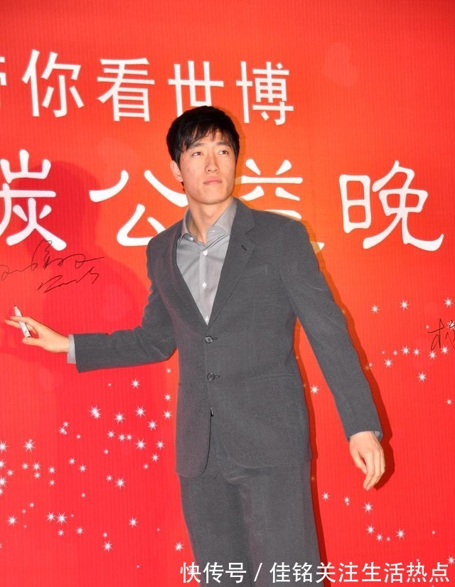 衬衫|刘翔退役后也不忘保持身材，穿上西装看着真挺拔，挺让人羡慕的！