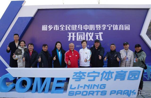 丁宁|58岁李宁官宣新产业!发白+秃顶显苍老,2位美女世界冠军伴左右