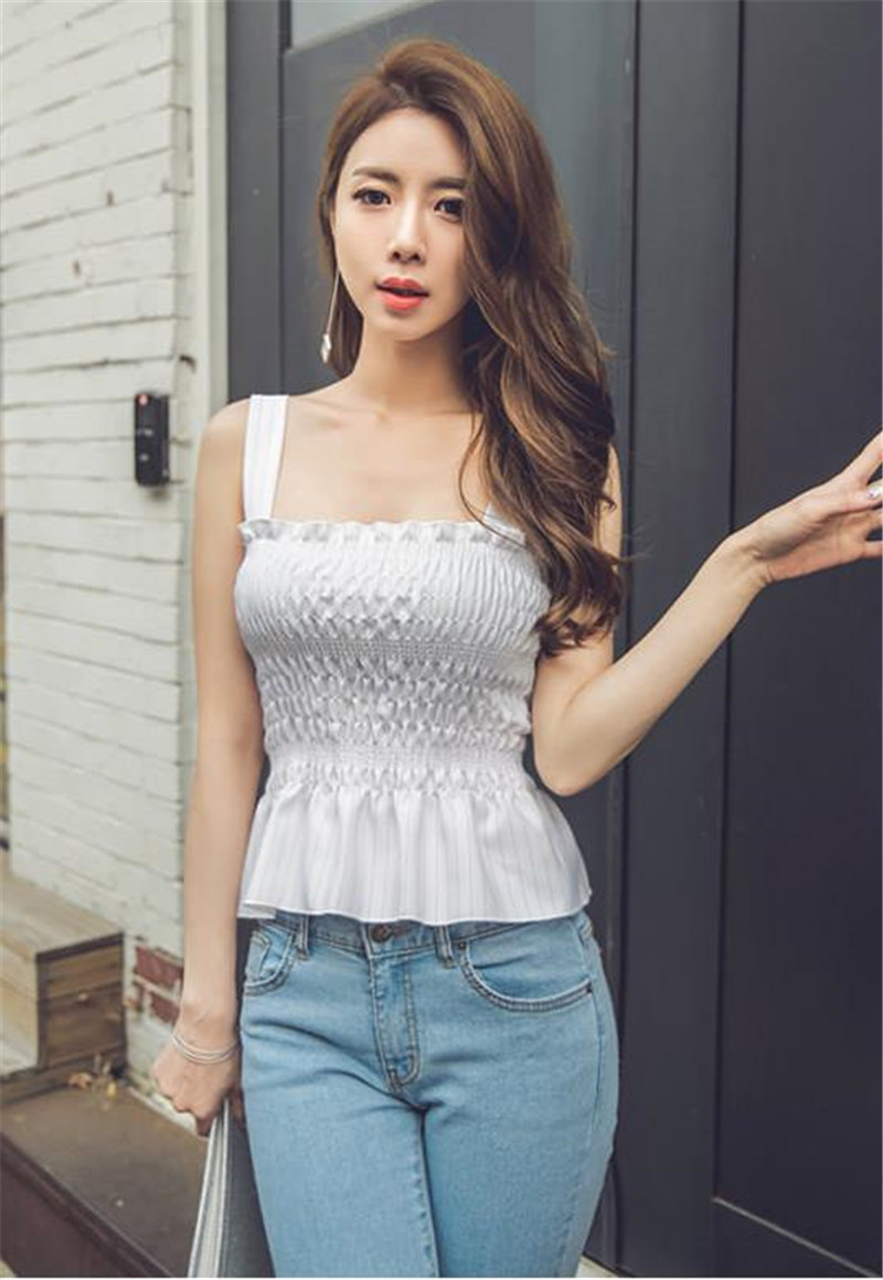 路人街拍,小姐姐太阳镜搭配紧身背心,完美线条凸显奥妙身材