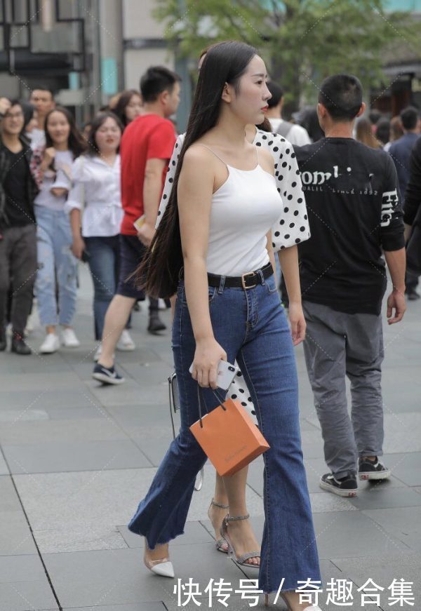 街拍吊带衣塞进喇叭裤提高腰线，微胖也能轻松彰显自己的大长腿