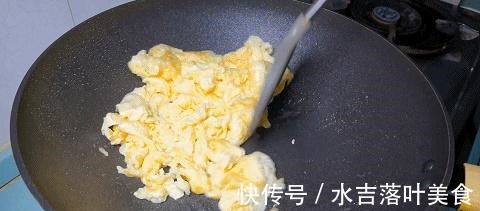西葫芦炒鸡蛋，地道家常菜，教你百吃不厌的做法，鲜香又美味！