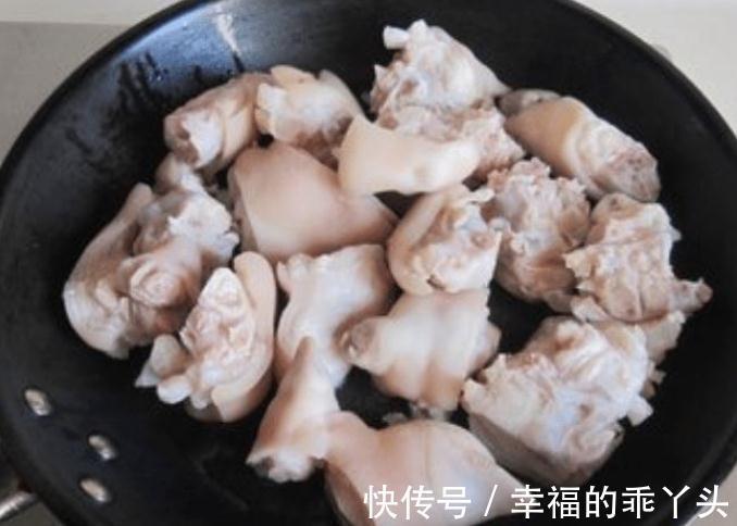 做红烧猪蹄有妙招,记住一个技巧,猪蹄软烂香气十足,教您方法