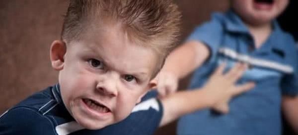 丽丽|经常被挨打的孩子,和不被挨打的孩子,上学后就露出问题了