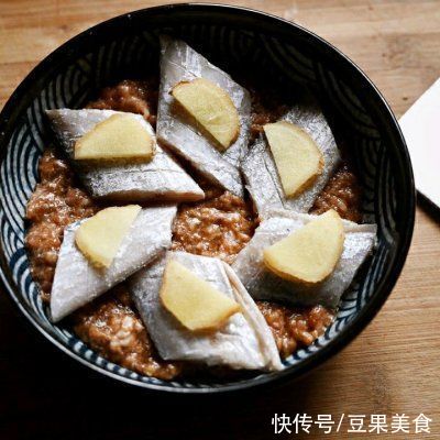 带鱼|在家不知道吃什么，吃超好吃的肉沫蒸带鱼就对了