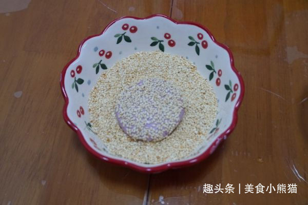 夜市地摊需要排队才能买到的紫薯豆沙饼,在家10分钟能做1大盘