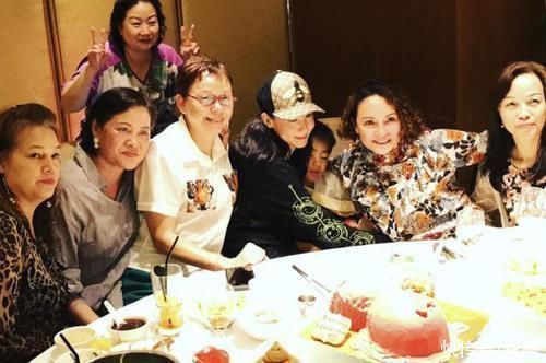 老同学|老同学聚会,早生孩子的和晚生孩子的区别是大不相同的!