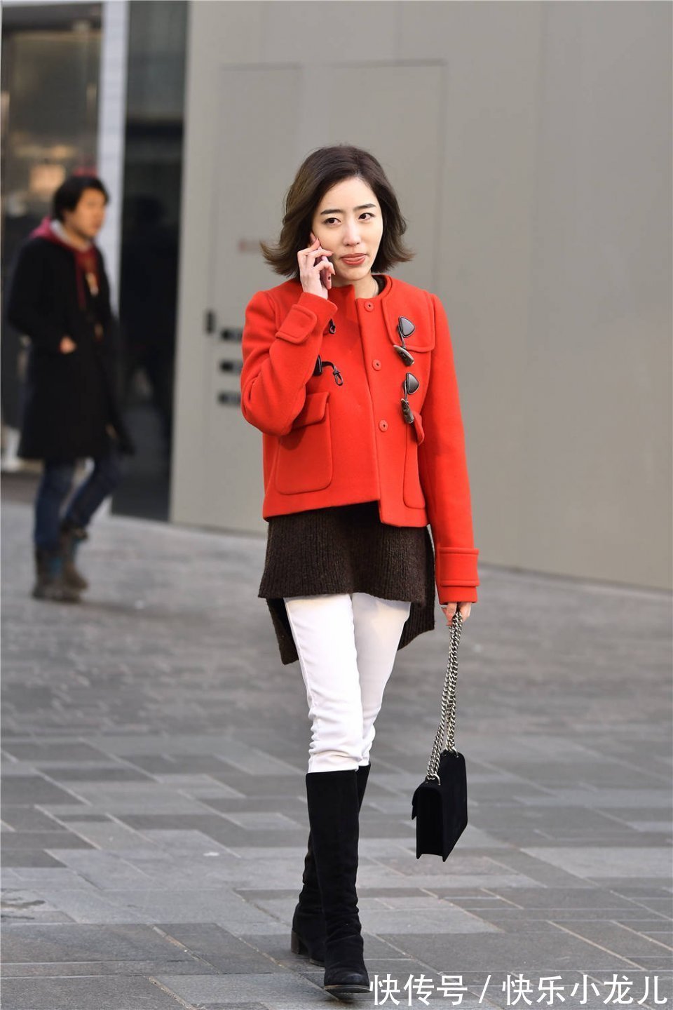 搭配 白色长裤搭配黑色长靴,对比色的穿搭,时尚又精致
