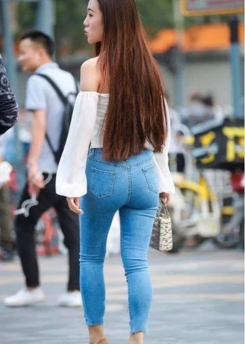 百搭|小姐姐穿紧身牛仔裤，拥有显瘦的超强魔力，是时尚女性的百搭单品