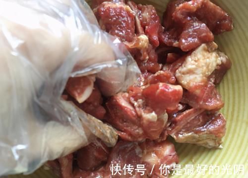 炖排骨汤|炖排骨时,千万别先下锅焯水,学会这2招,排骨鲜嫩无腥味!