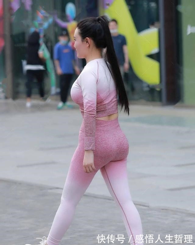 装扮 简约方便的瑜伽裤装扮穿上更美观,凸显身材更妩媚,简约保暖!