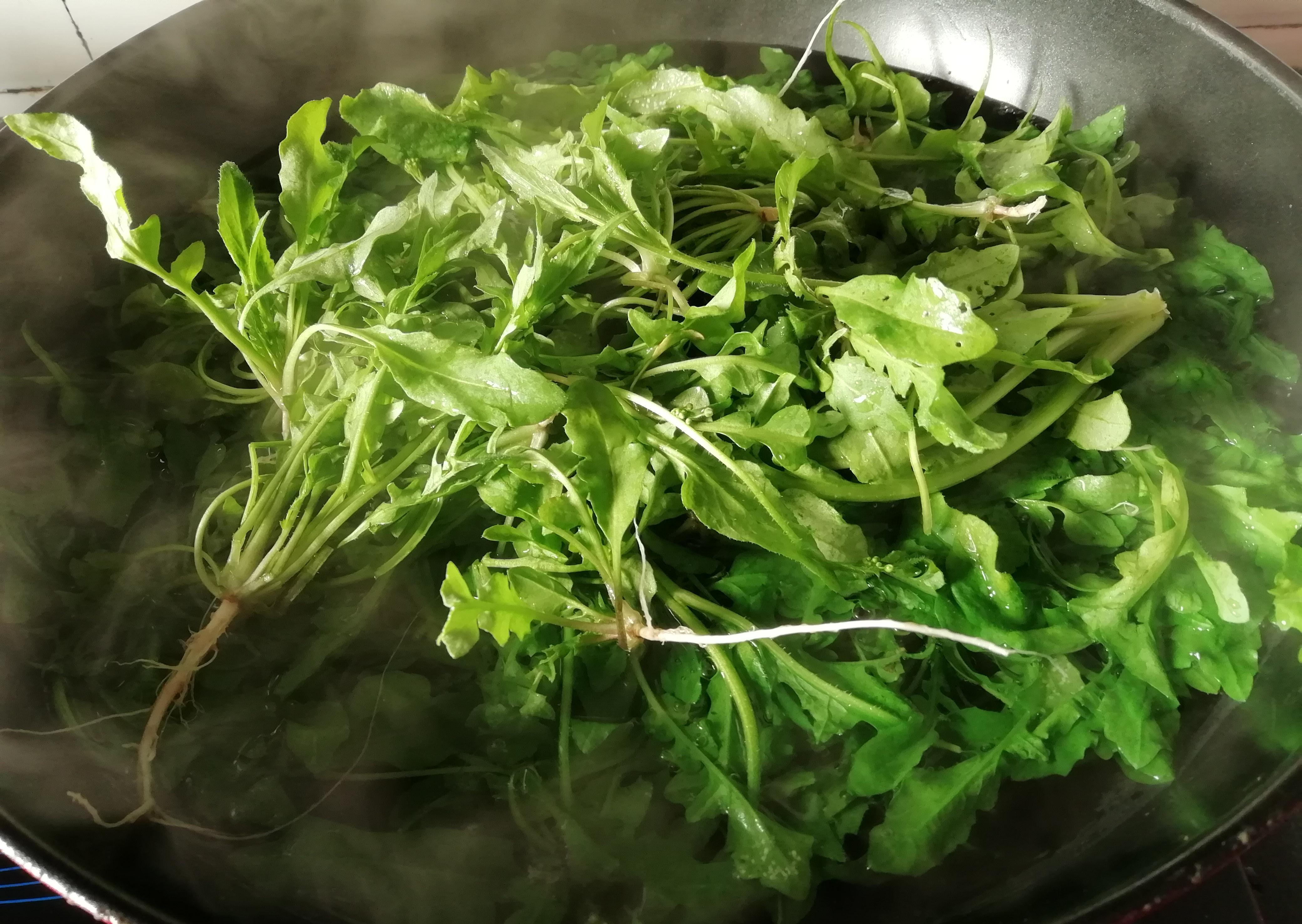 秋季，吃白菜不如吃此菜，多买些焯水放冰箱保存，随吃随取特省事