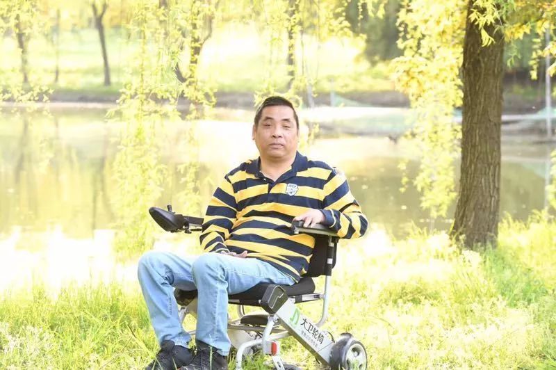 金刚经@高位瘫痪男子靠一支笔,被亚残运会选中,网友直呼:牛