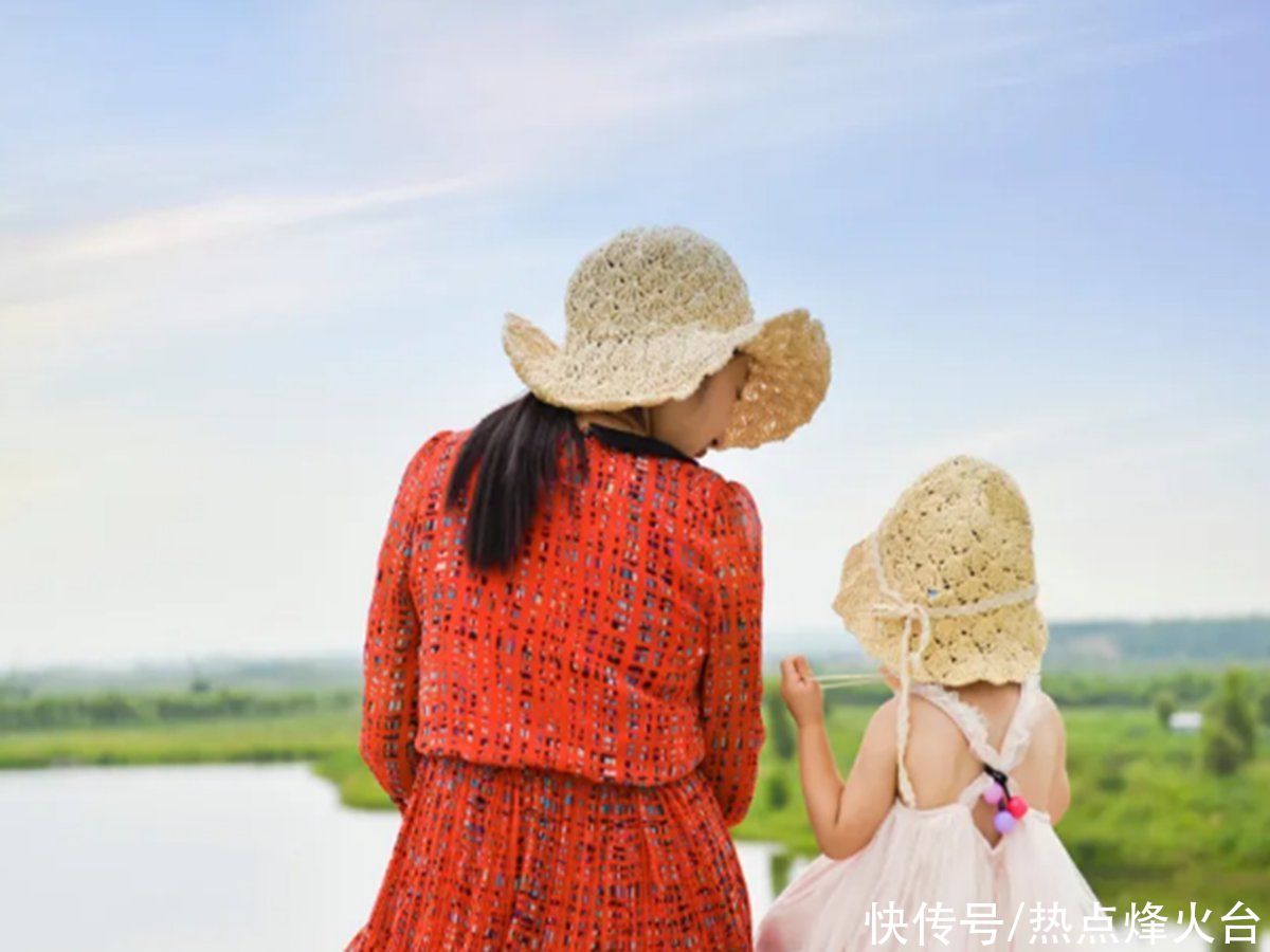 孩子|爸爸送外卖妈妈当服务员，2岁娃快乐成长，没钱也能养好孩子