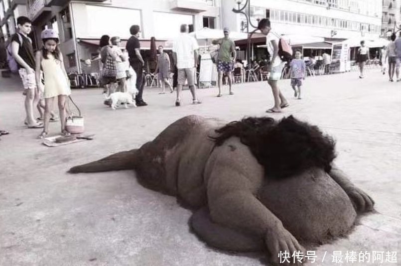 他创作出超写实的沙雕动物,一头用沙子堆成的公牛,引起轰动