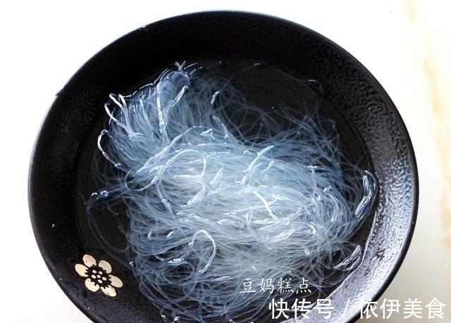 蒜蓉酱汁|蒜蓉粉丝娃娃菜的做法,蒸10分钟,口感鲜甜减脂,有空要试试