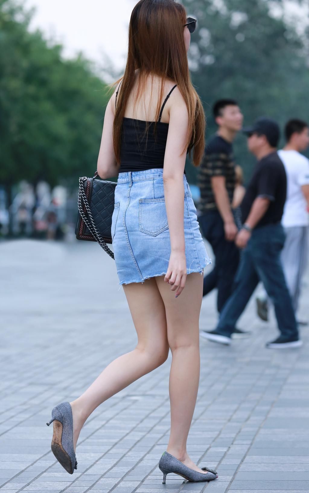 街拍微胖美女吊带搭配牛仔半身裙,头戴墨镜彰显霸气个性