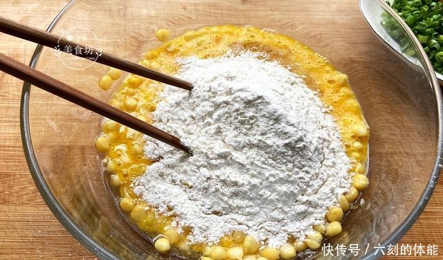我家玉米从不煮着吃,加3个鸡蛋,不用蒸不用炒,出锅孩子抢着吃