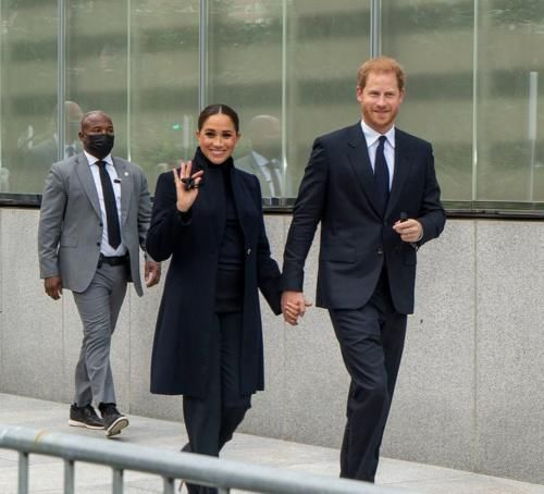 红色系 梅根真有钱啊!三天行程6套衣服60万,外加260万珠宝,土豪风十足