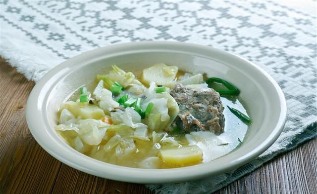 高血压人群:想要血压稳稳的,这“3种水”切记要少喝!