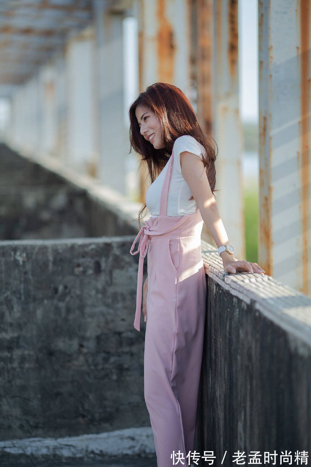 背带裤 白色T恤搭粉色背带裤,甜美减龄,日常还是通勤都非常的合适