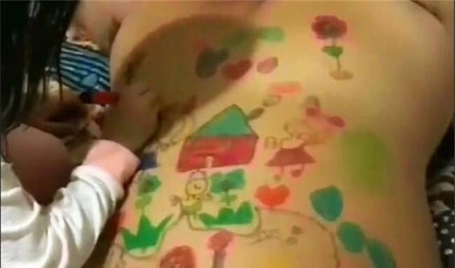 疝气|爸爸和女儿睡觉,妈妈外出3个小时后回来,看到的画面笑疝气