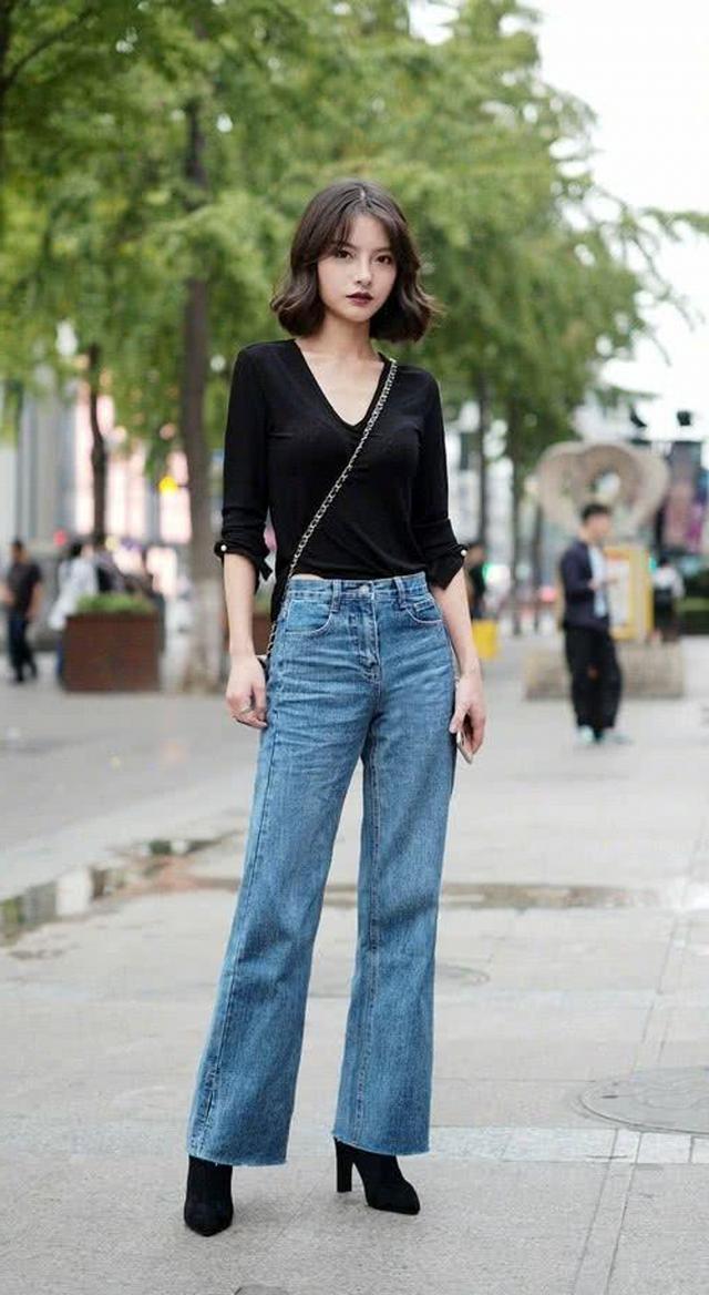 黑色V领针织衣搭配牛仔裤,时尚迷人,简约大方