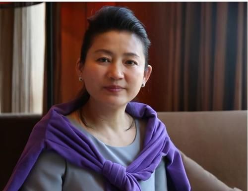  下巴|王小丫变瘦了！扎马尾辫穿黑色套装尖下巴抢镜，年过半百气质优雅