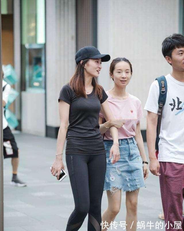 l一条充满热情的深沉瑜伽裤,随性潮流又显俏皮可爱,秀出美腿
