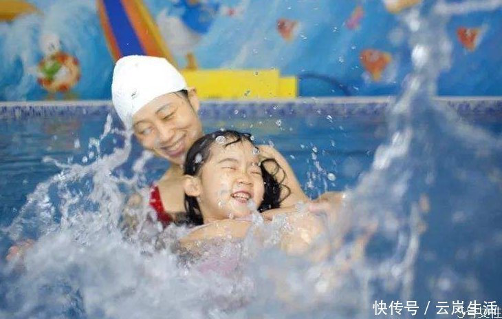 腰部|孩子游泳呛水了如何处理,用手按在肚子提到腰部,直到把水吐出来