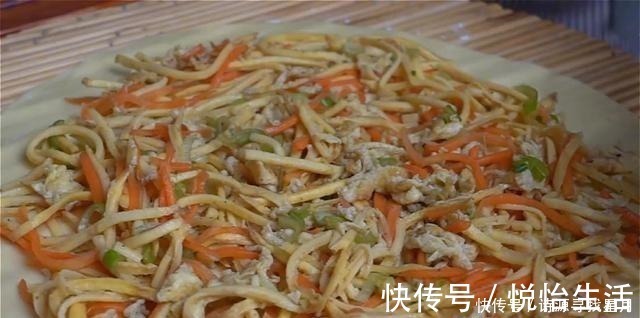 玉米面这样做真好吃,一擀一煎,5分钟出锅,连吃一个月都不腻