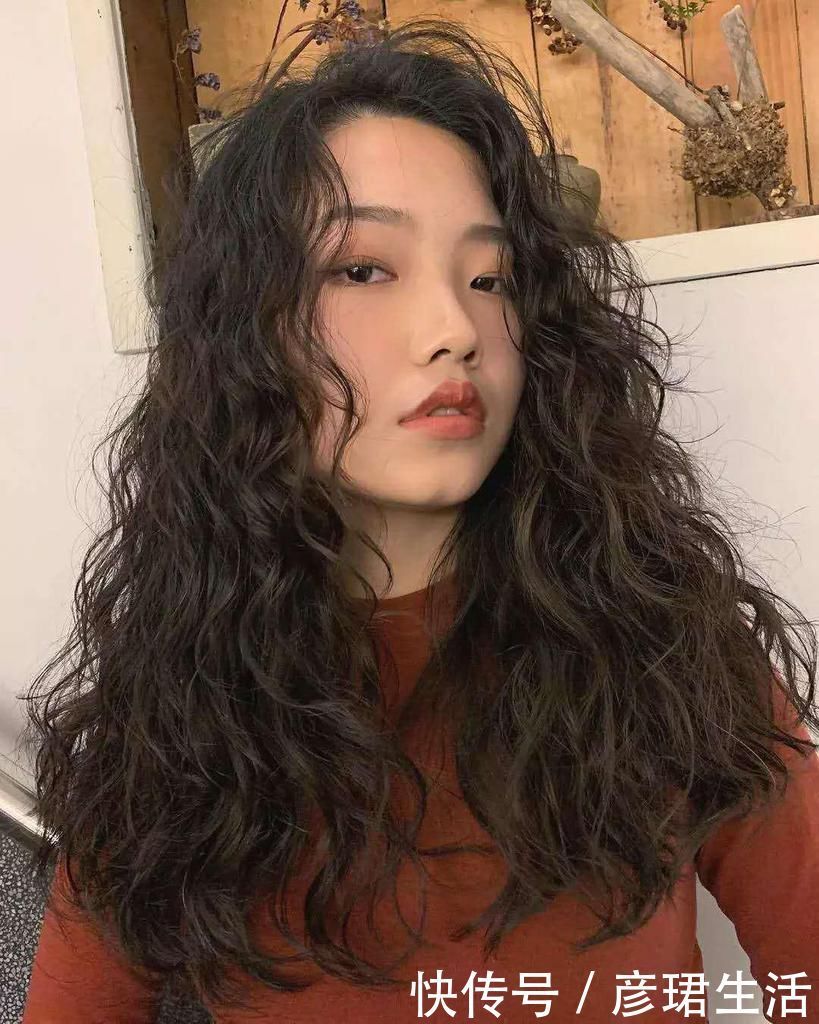 中卷|五十岁长发怎么留好看?4种时髦又减龄长卷发,什么发量都适合