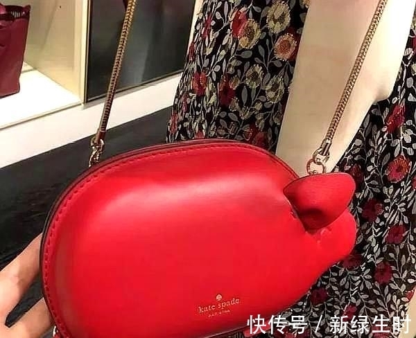 朋友们|奢侈品牌频出猪系列,古驰的猪可爱,蔻驰的猪包像装饲料的袋子