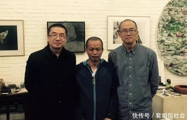 女子|行为艺术:他取出一根肋骨制成项链,送给最爱的5位女子戴上