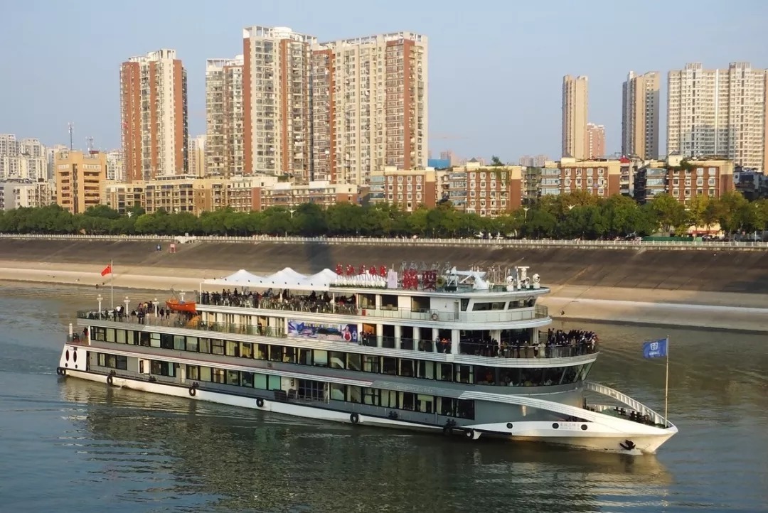 湖北一男子钓鱼时遇上下雨,一番神操作让人哭笑不得,网友:过瘾